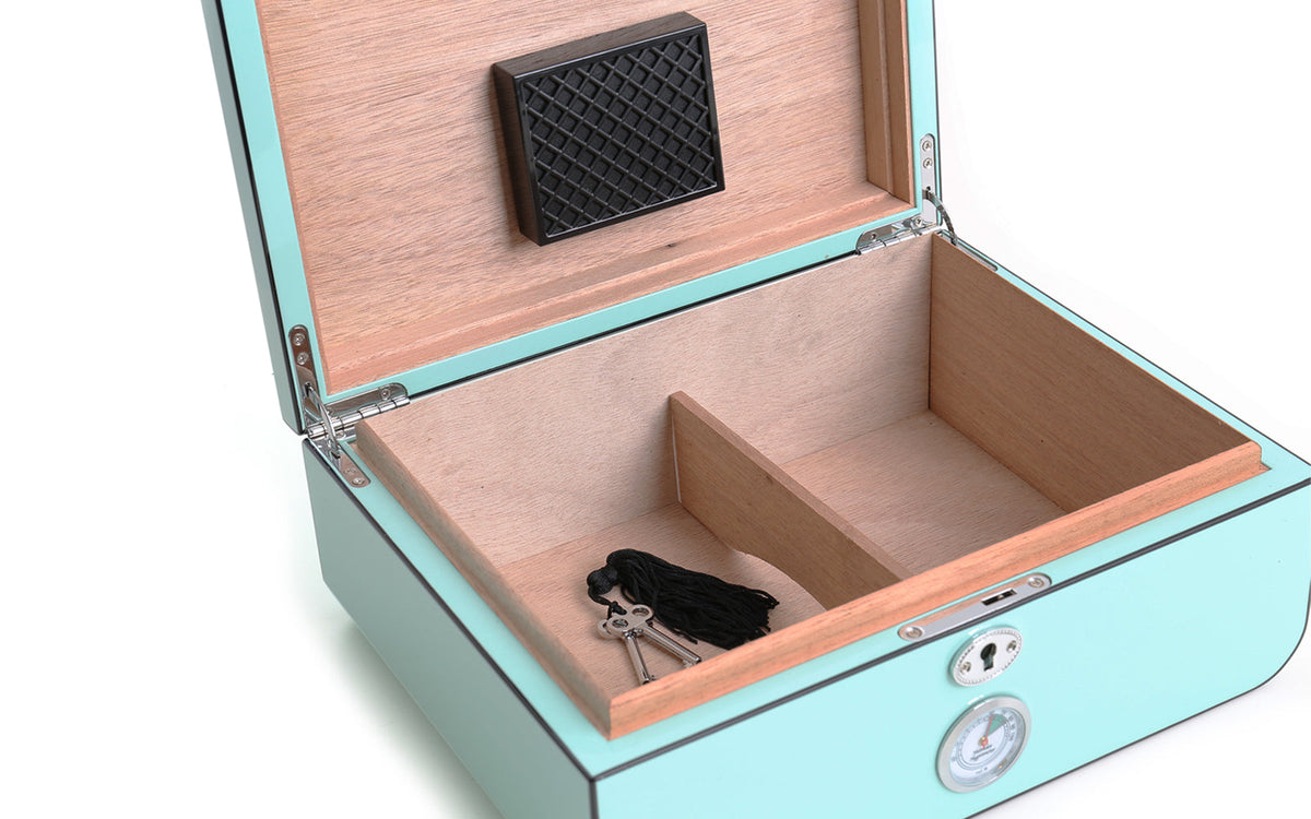 CIGAR BOX IN LACQUERED TIFFANY CARBON FIBER